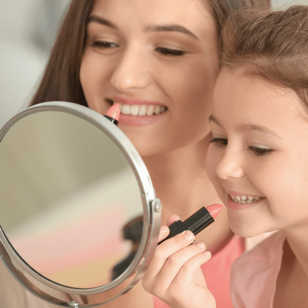 ドレッサーの前でコスメボトルを手に取りながらキレイについて親子で話しているイラスト｜日常の美容時間がBeauty Design Lab体験版の学びの起点になる様子