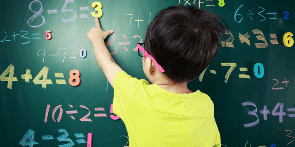 1 - SheSTEM Japan|教育×ジェンダー×共創で、未来を変える。 子どもと保護者がジュース3本を4人で分ける場面で「3÷4=3/4本」の意味を考えているイラスト|小学生の割り算・分数の教え方