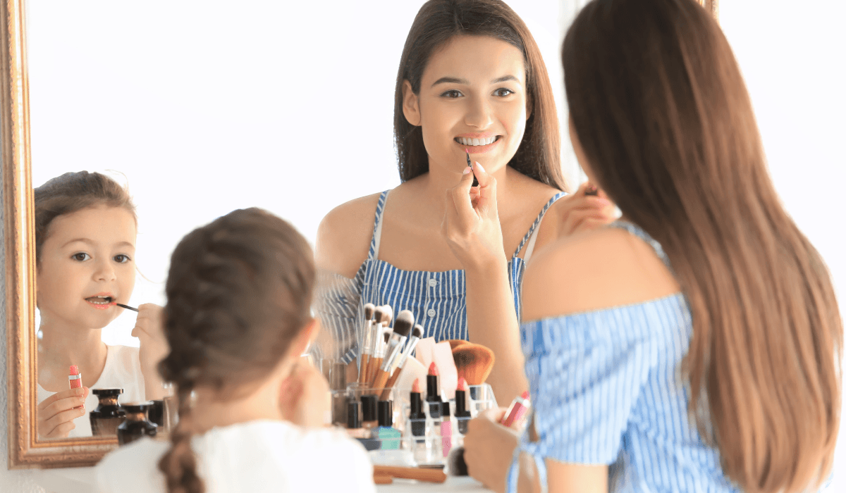 ドレッサーの前でコスメボトルを見比べながら形の違いやバランスについて話す親子のイメージイラスト｜Beauty Design Lab体験版でキレイをことばにする力を育てる