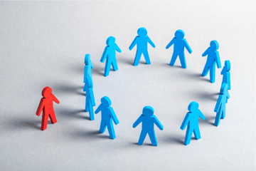 青い集団の中心に赤い人物がいる図。社会的証明や偏りを象徴。