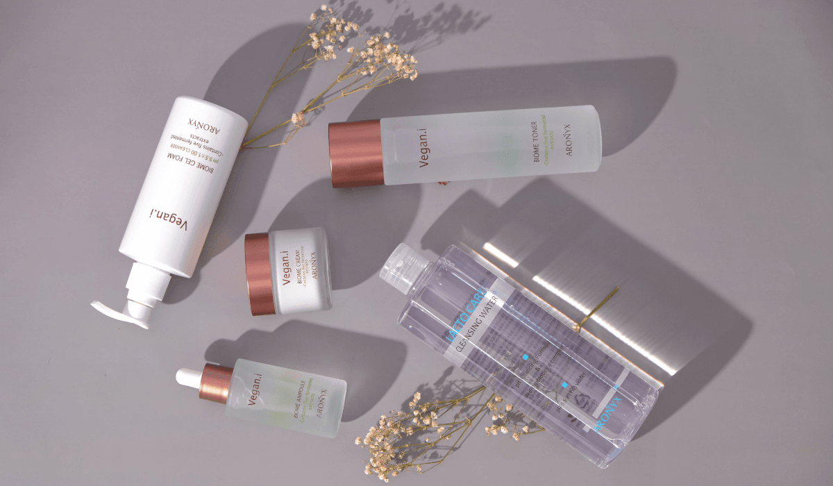 コスメボトルが並び、細長い形と重心が低く安定して見える形の違いを表現したイメージ｜Beauty Design Lab体験版でキレイと倒れにくさの関係を学ぶ