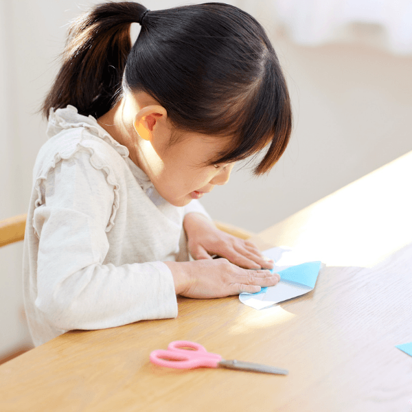 Beauty Design Lab体験版でコスメボトルの形やバランスを観察しながらプロダクトデザインの視点を体験している子どものイラスト