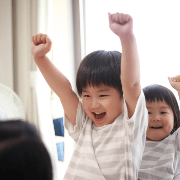 自分で考えたコスメボトルのデザインをノートに描きとめながら将来の夢をふくらませる子どものイラスト｜Beauty Design Lab体験版の体験が理系×デザインキャリアの原体験になる様子