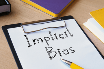 アンコンシャスバイアスのイメージ。メモに『Implicit Bias』と書かれている写真。