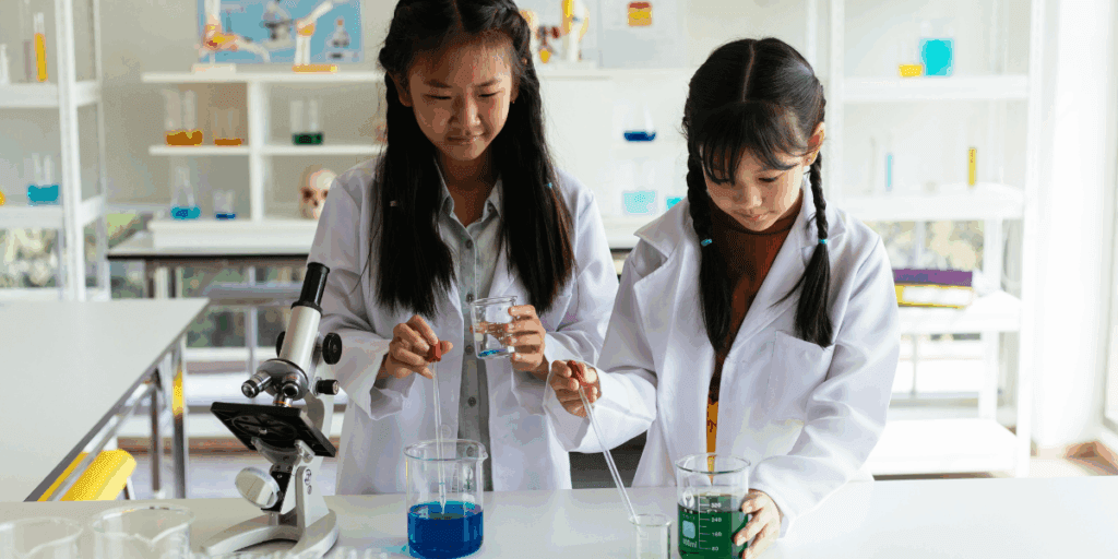 9 - SheSTEM Japan|教育×ジェンダー×共創で、未来を変える。 「STEM学習に夢中で取り組む女子児童と、優しく見守る女子大学生メンターの姿。好奇心と自信を育むSheSTEM Japanの学びの雰囲気を表す写真。